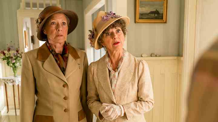 Også TV 2-serien ’Badehotellet’ og skuespilleren Birthe Neumann (tv.) er nomineret til SVEND Prisen. Birthe Neumann har rollen som fru Olga Fjeldsø, og hun ses her sammen med skuespilleren Sonja Oppenhagen, der spiller fru Fjeldsøs søster, Lydia. (Foto: Mike Kollöffel / TV 2)