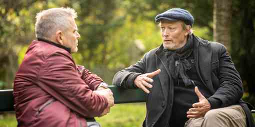 Hans Pilgaard møder skuespiller Lars Mikkelsen i 'Det store spørgsmål'.
