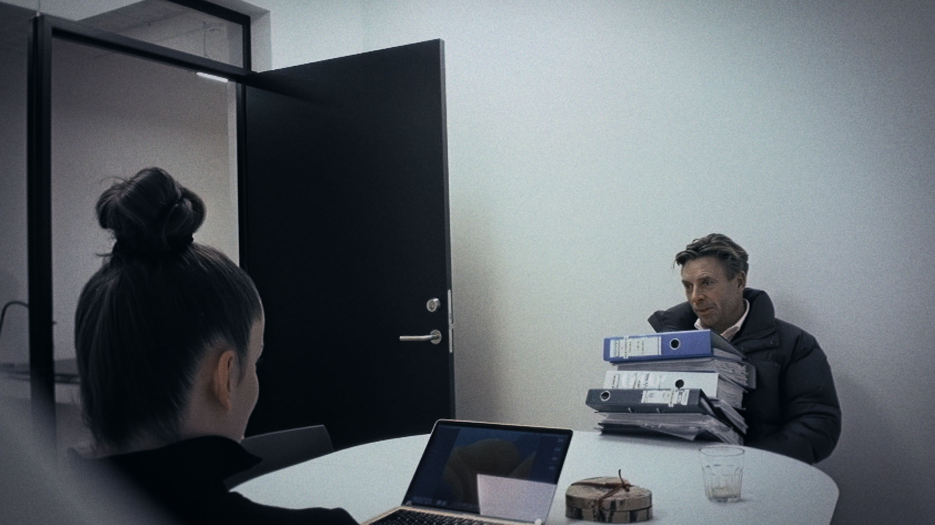 Amira og advokaten Nicolai Dyhr i 'Den sorte svane'. 