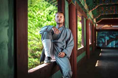 Laus Høybye i 'Shaolin'.