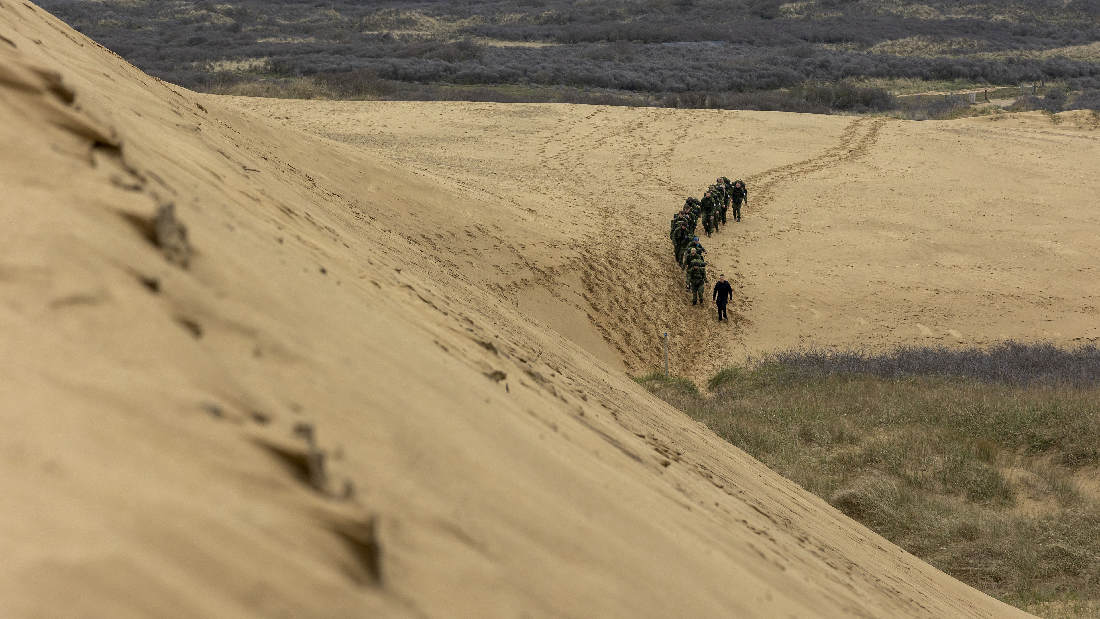 De unge aspiranter bliver udsat for hårde strabadser i et flot område ved Vesterhavet i 'Korpset - gjort af det rette stof'.