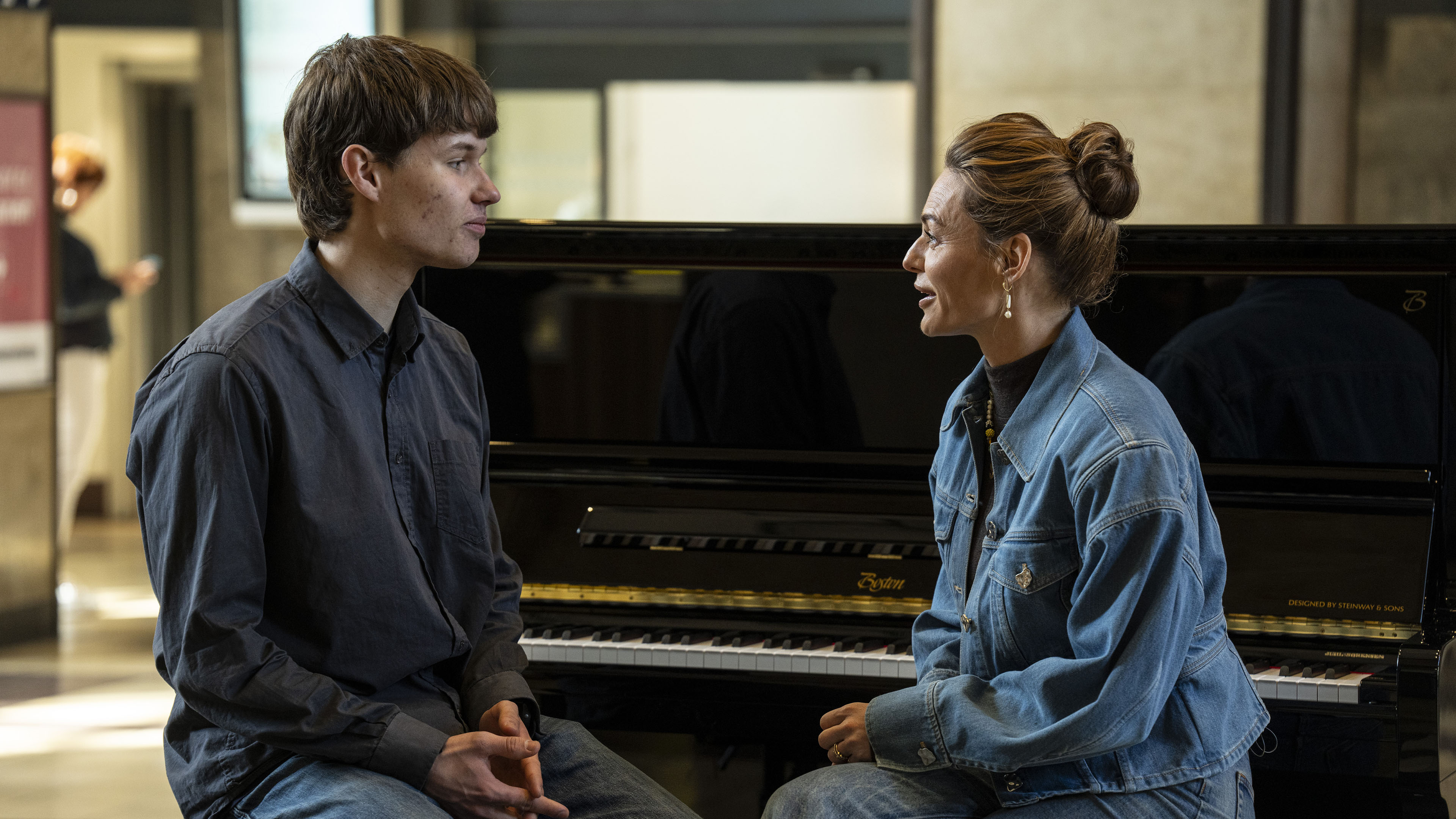 Amatørpianist Lasse Andersen og vært Sarah Grünewald i 'Piano'.