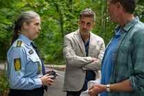Lotte Andersen som politiinspektør Hanegaard, André Babikian som Flemming Torp og Peter Mygind som Dan Sommerdahl i den danske krimiserie 'Sommerdahl III' fra 2021.