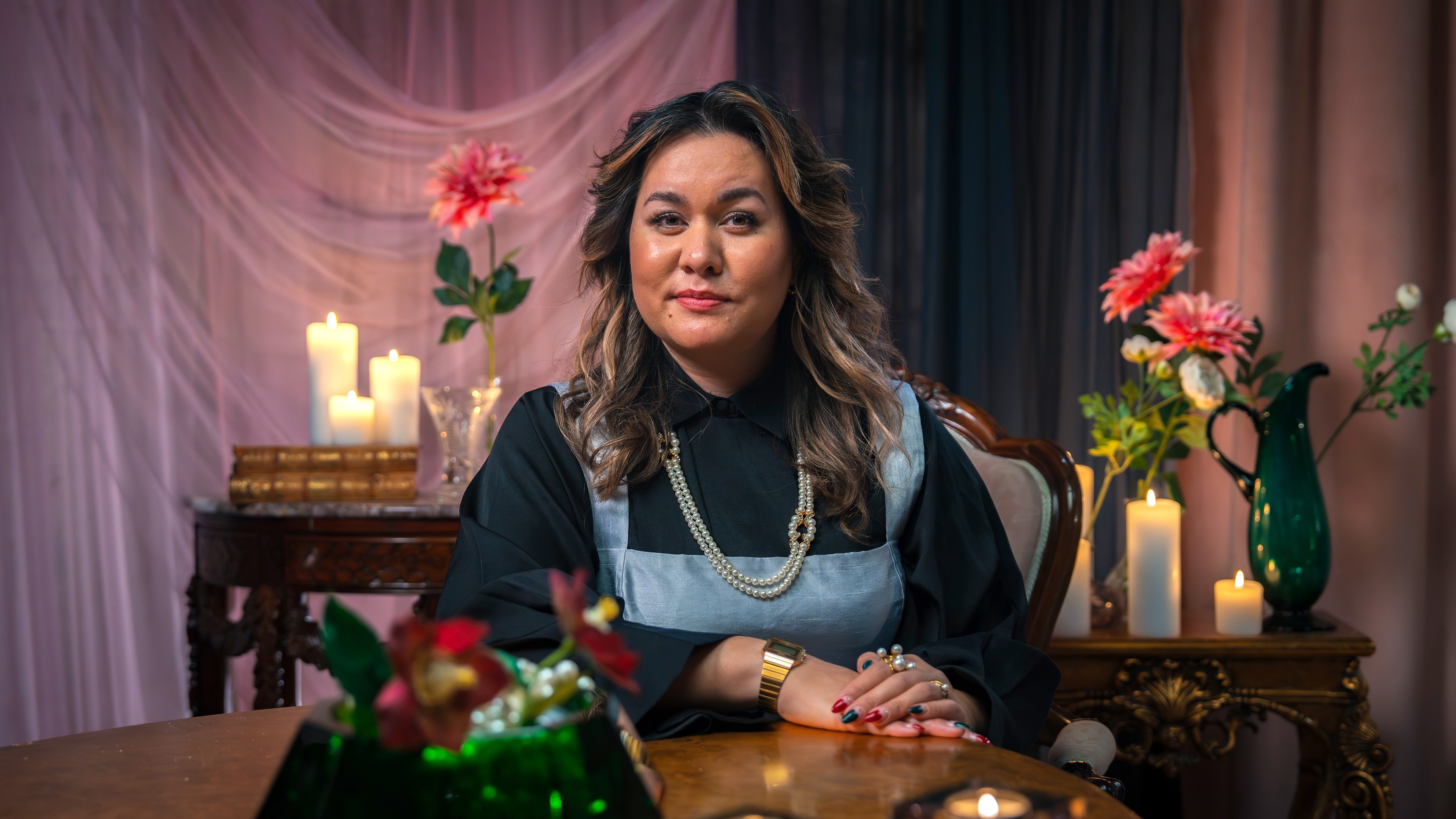 Natasha Brock er vært på 'Forræder - Under kutten'. 