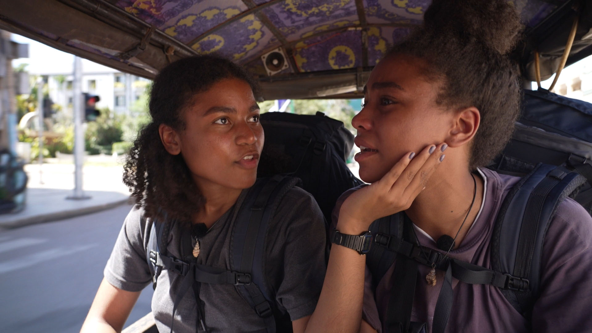 Tea og Tilde fra lilla hold i tuk-tuk i Thailand i 'Først til verdens ende'.