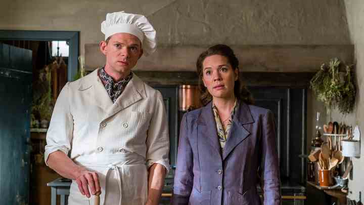 Fra sæsonafslutningen på 'Badehotellet VIII' ses Sigurd Holmen Le Dous i rollen som kokken Philip og Amalie Dollerup i rollen som hotelbestyrer Amanda. (Foto: Mike Kollöffel / TV 2)