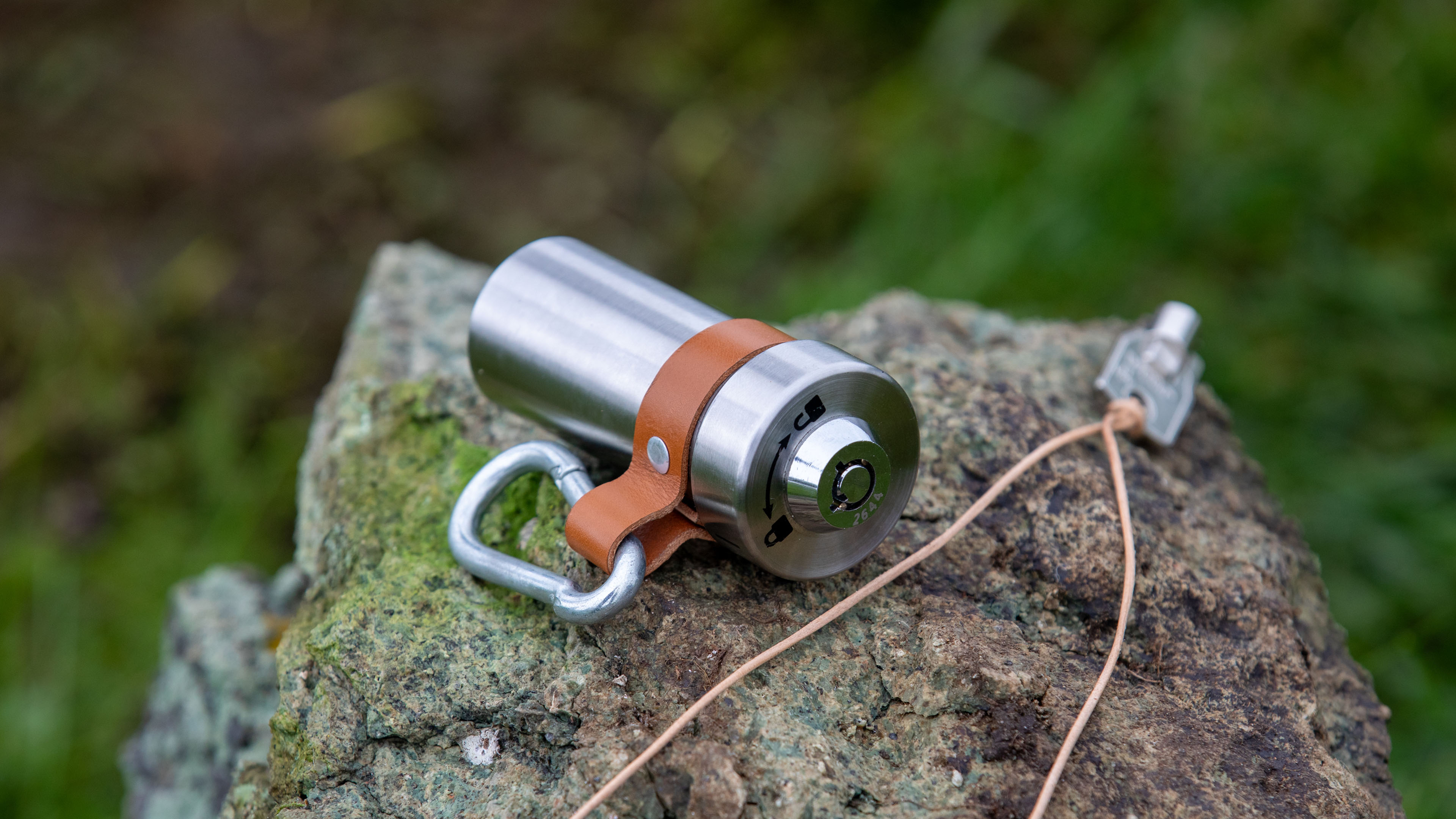 Flokken skal finde cylindere, der indeholder pengebeløb.