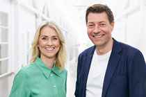 Camilla Martin og Morten Ankerdal er TV 2s værter ved EM i fodbold 2024.