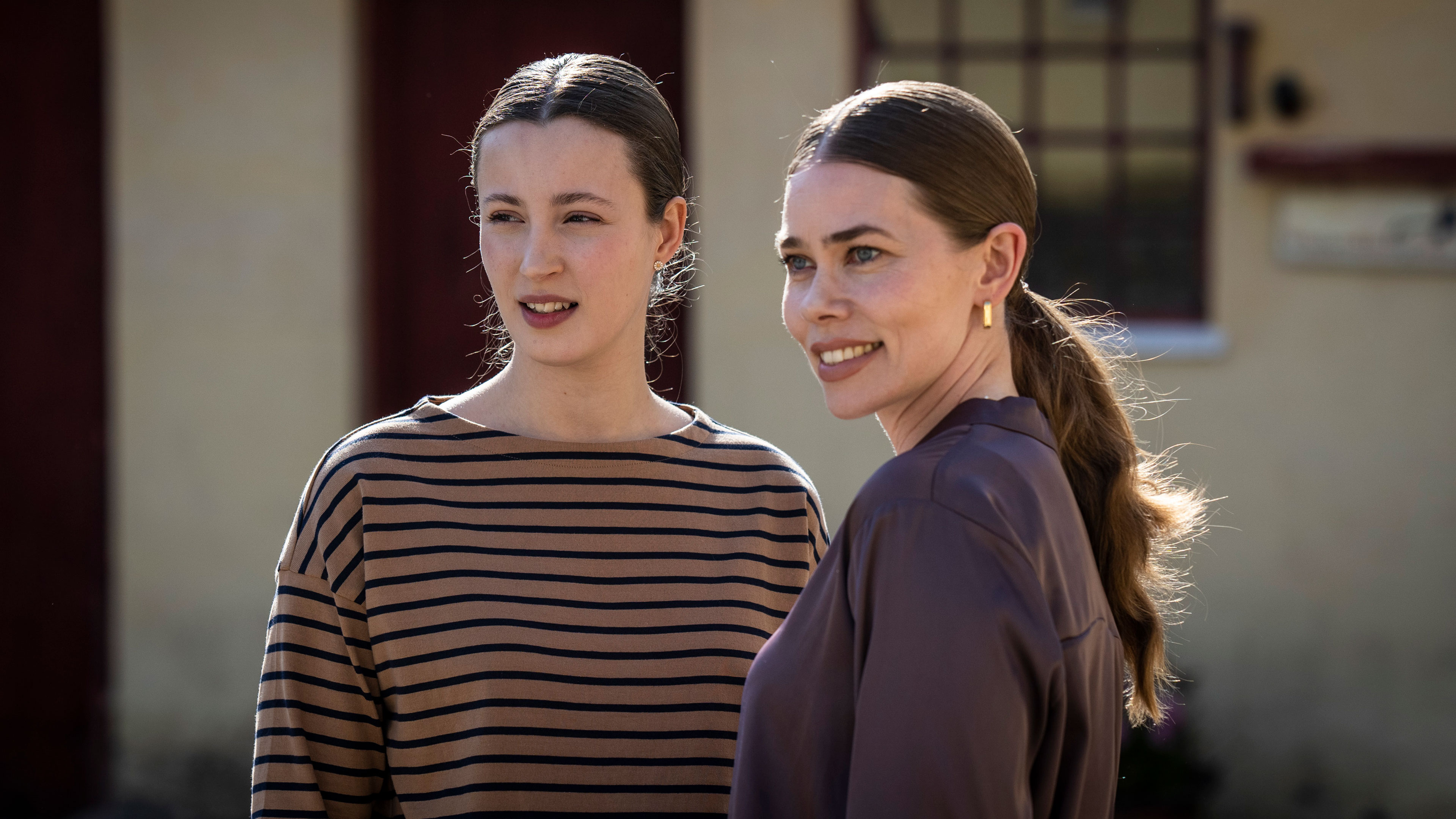 Anna (Josephine Højbjerg) og Eva (Birgitte Hjort Sørensen) i 'Dark Horse'.