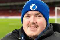 Unge Malthe glemmer sin sjældne nervesygdom, når han hepper på FCK. Mød ham i 'Mere end en klub'.