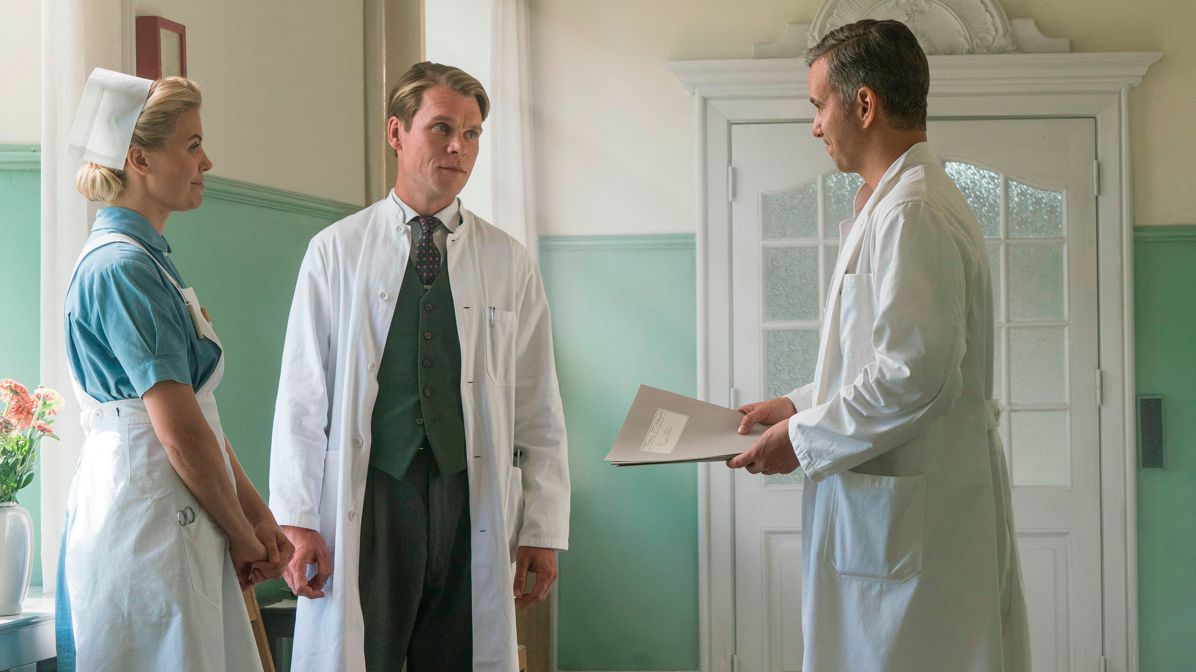 Anna Stokholm som Lis Sommer, Thue Ersted Rasmussen som Christian Friis og Jon Lange som John Neumann i 'Sygeplejeskolen IV' fra 2020.