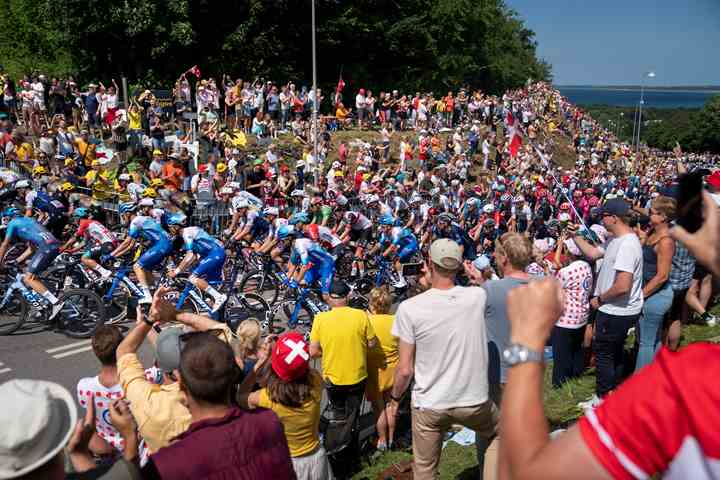 Masser af danskere heppede på rytterne på de tre etaper i Danmark, blandt andet her på Høve Stræde under anden etape 2. juli. (Foto: Liselotte Sabroe/Ritzau Scanpix/TV 2)