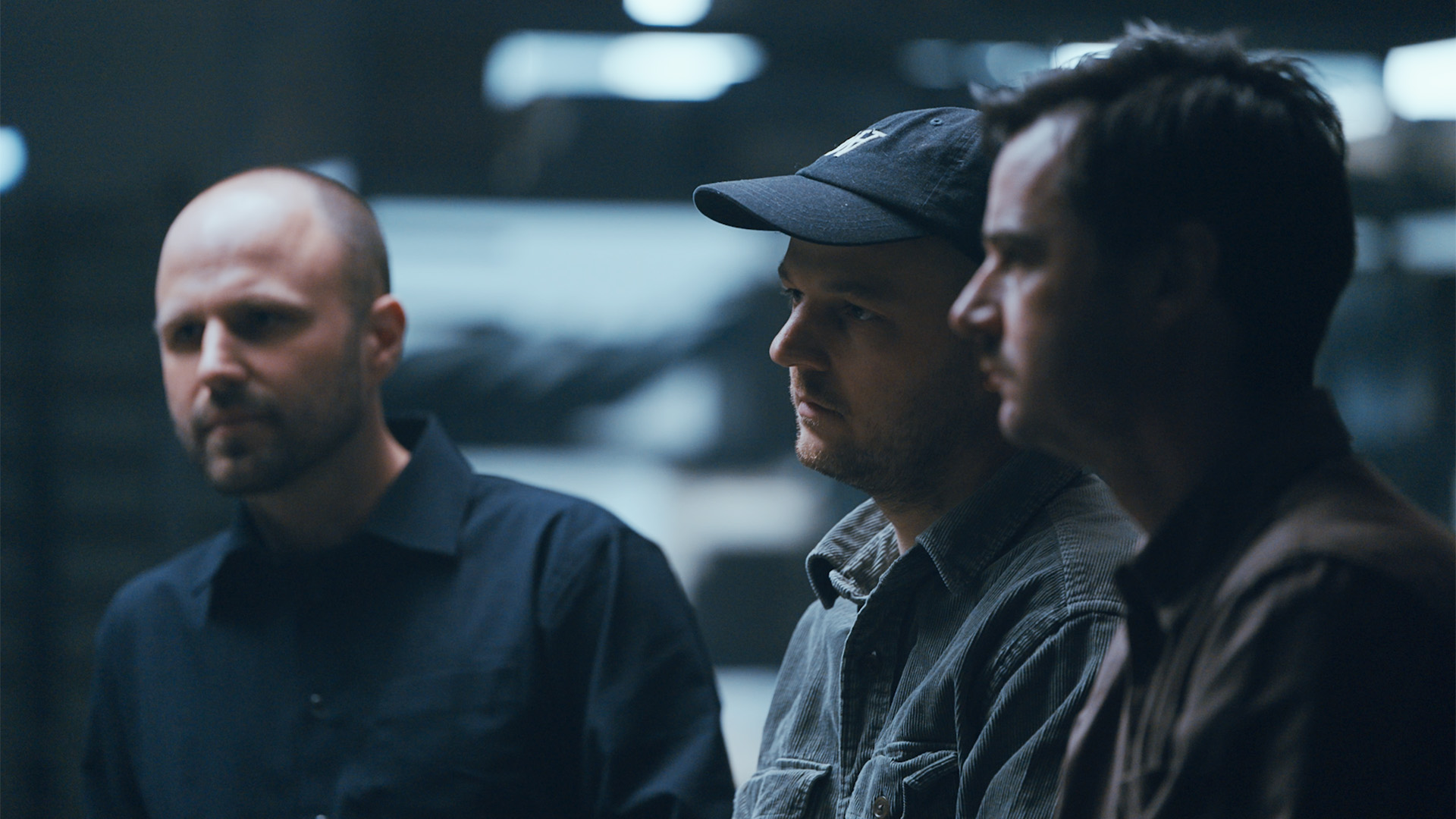 TV 2 -journalisterne Thomas Østerlin Koch, Steen Schat-Holm og Peter Vesterlund i 'Den sorte svane'.