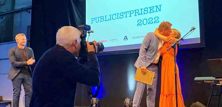 Rasmus Tantholdt modtager prisen på scenen (Foto: Heine Pedersen  / TV 2)