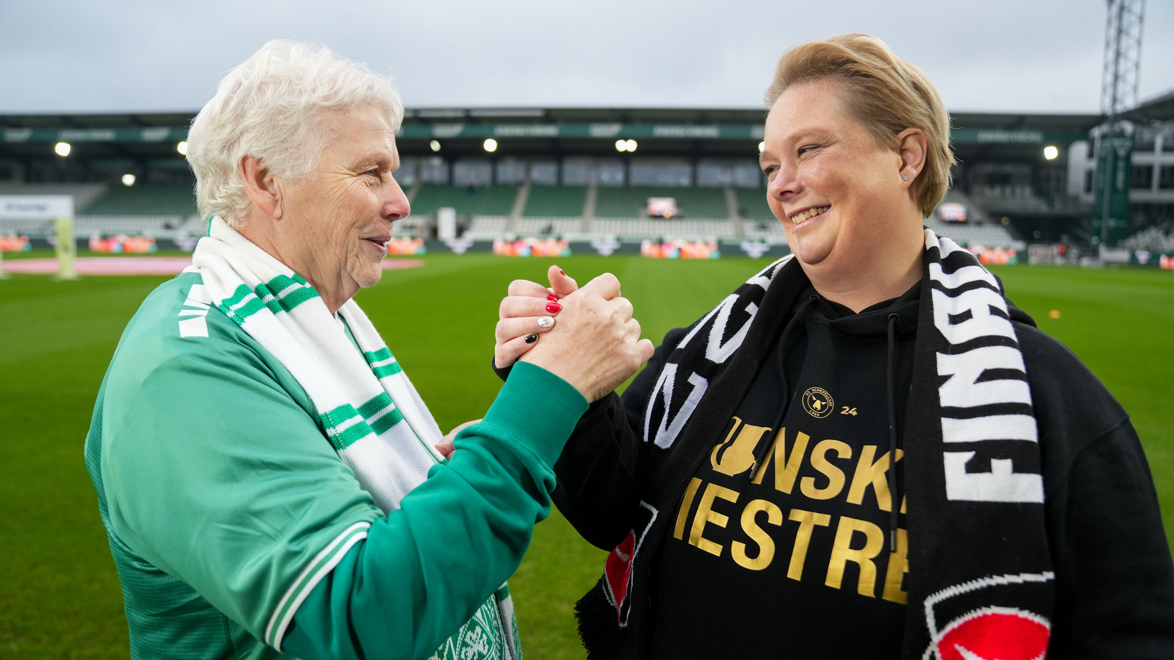 Erna er Viborg-fan og Kaja fra Thyholm er FC Midtjylland-fan. Mød dem i 'Mere end en klub'. 