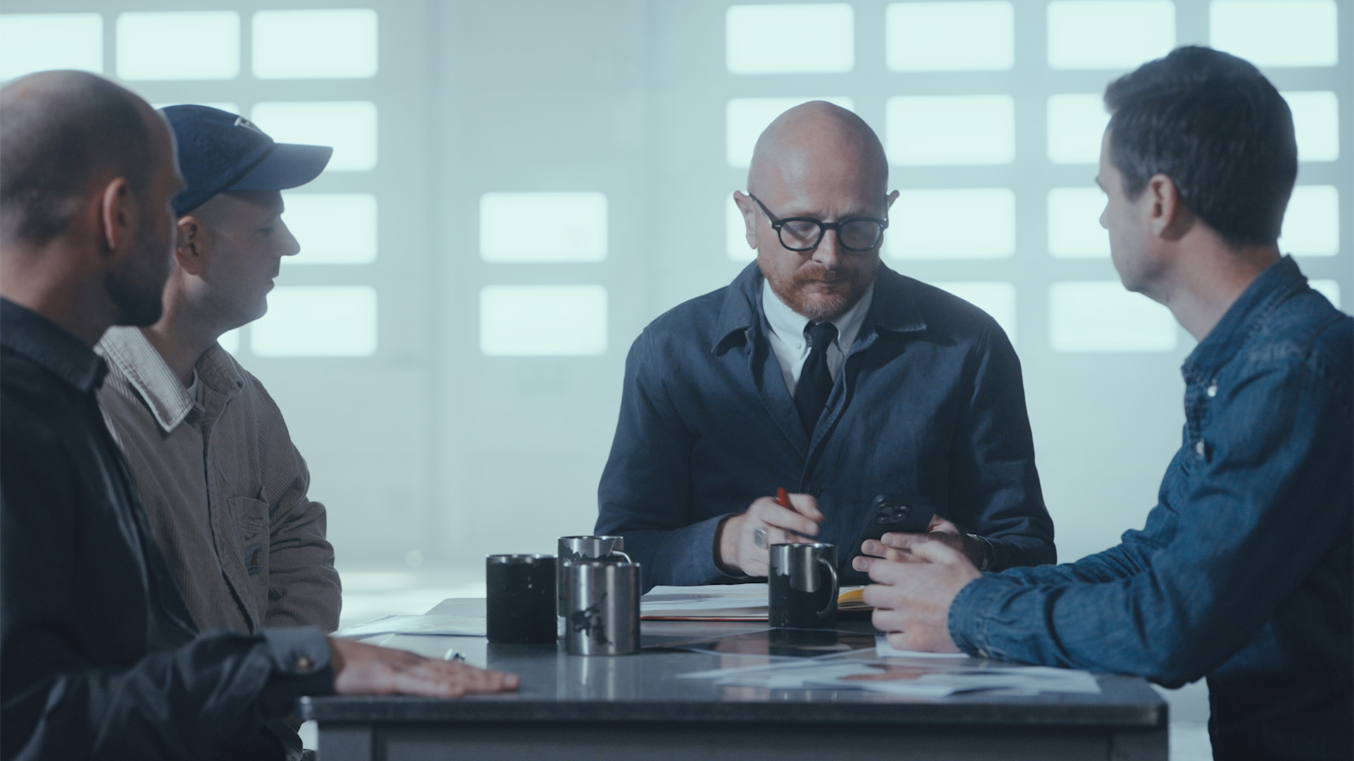 Thomas Østerlin Koch, Steen Schat-Holm, Mads Brügger og Peter Vesterlund i 'Den sorte svane'.