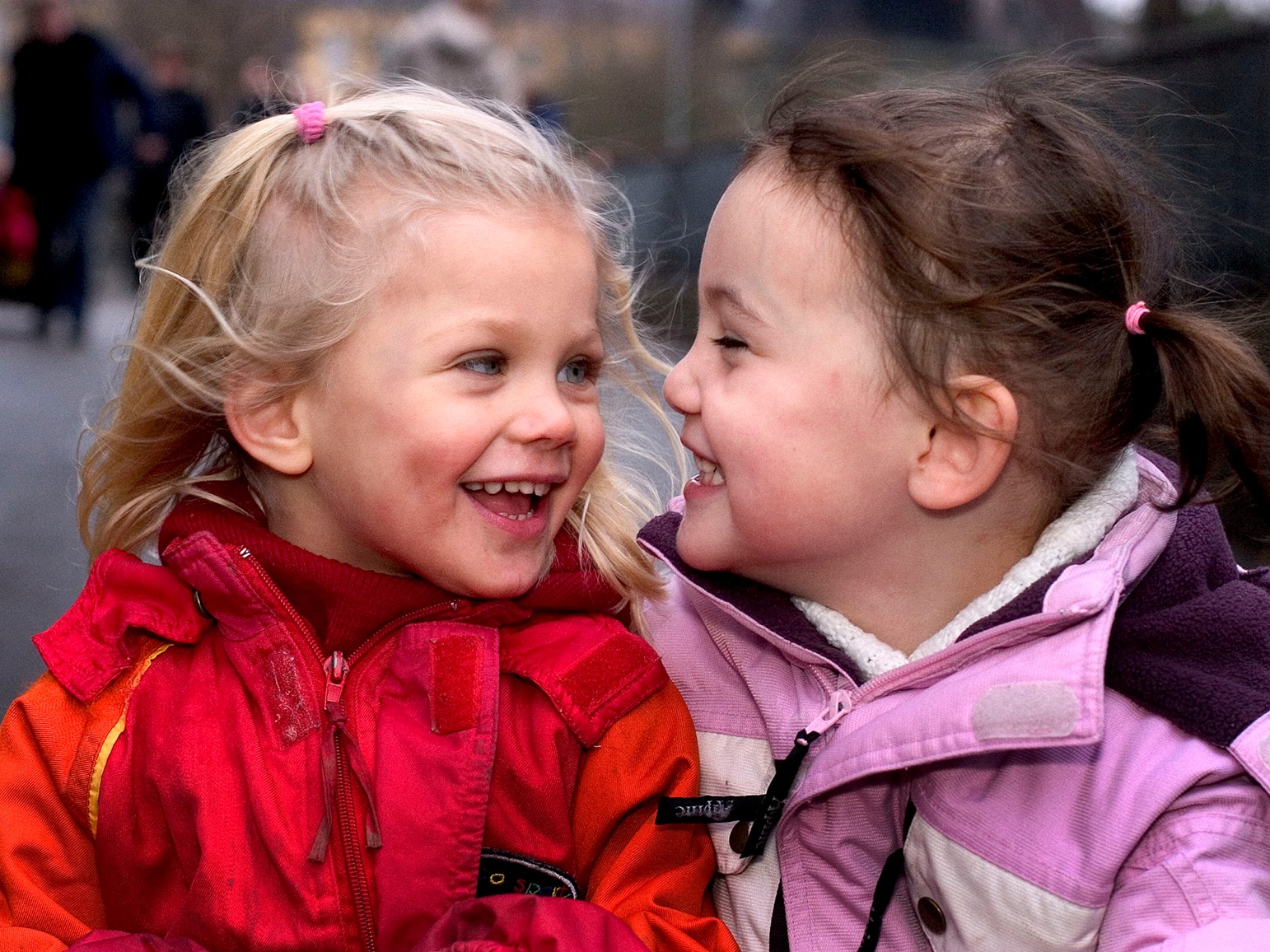 Mathilde og Stephanie i 2004. 