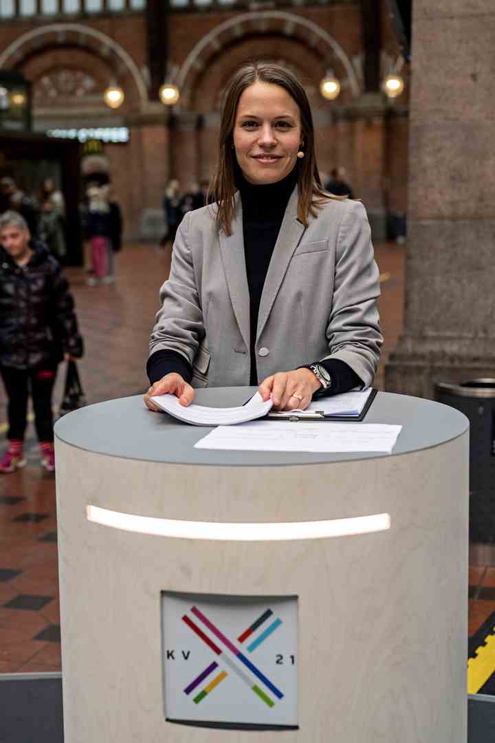 Julie Andersen er en af de tre værter på valgprogrammerne ‘Debat under uret’ på TV 2 Lorry. (Foto: Carsten Andersen / TV 2 Lorry)