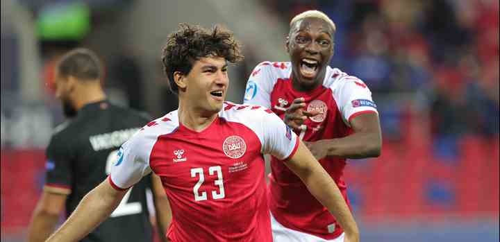 Wahid Faghir (Vejle Boldklub) og Mohamed Daramy (F.C. København) i kamp for det danske U21-landshold. (Foto: Fodboldbilleder.dk)