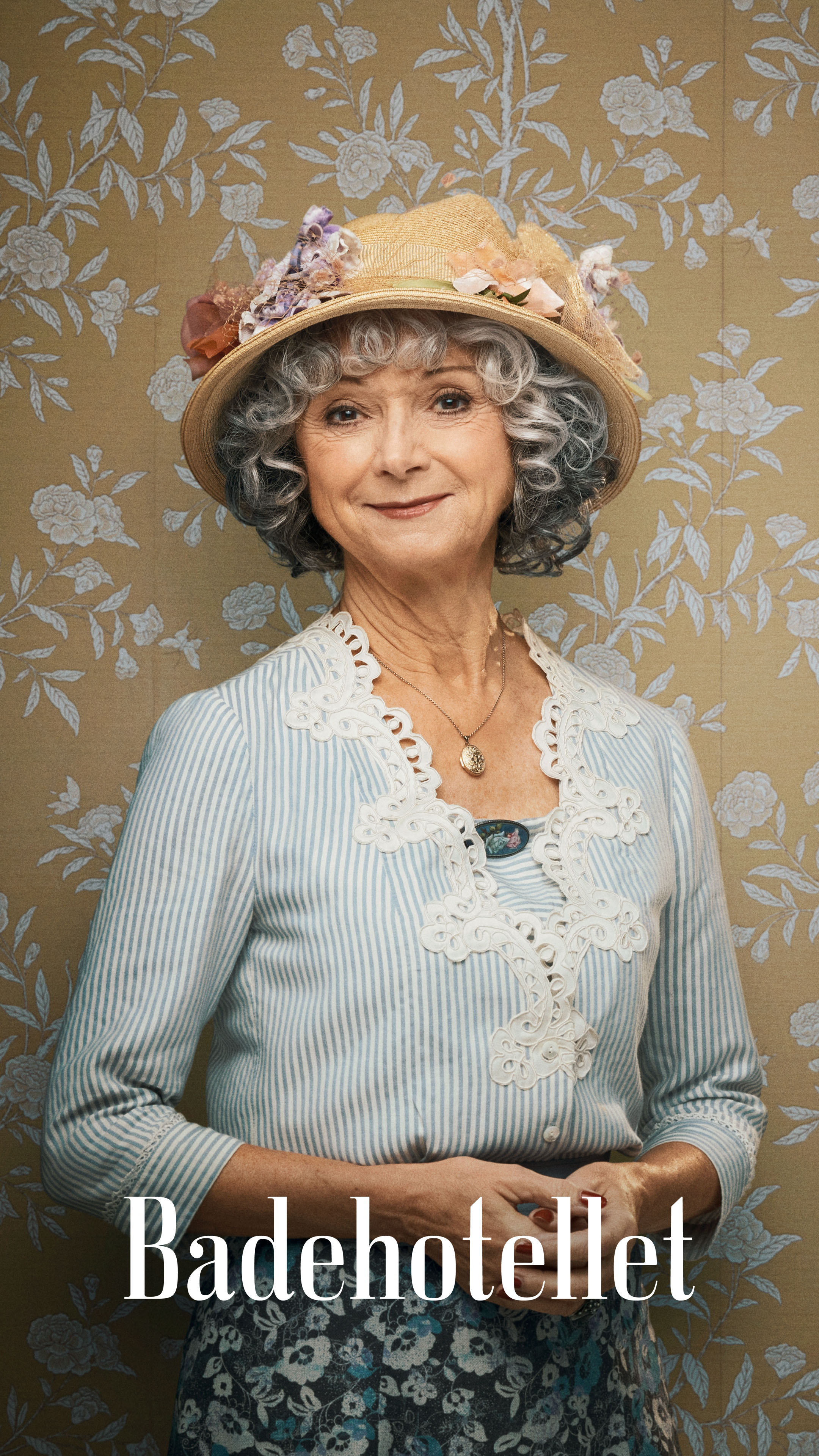 Lydia Vetterstrøm Plough (Sonja Oppenhagen) - portræt højkant med logo.