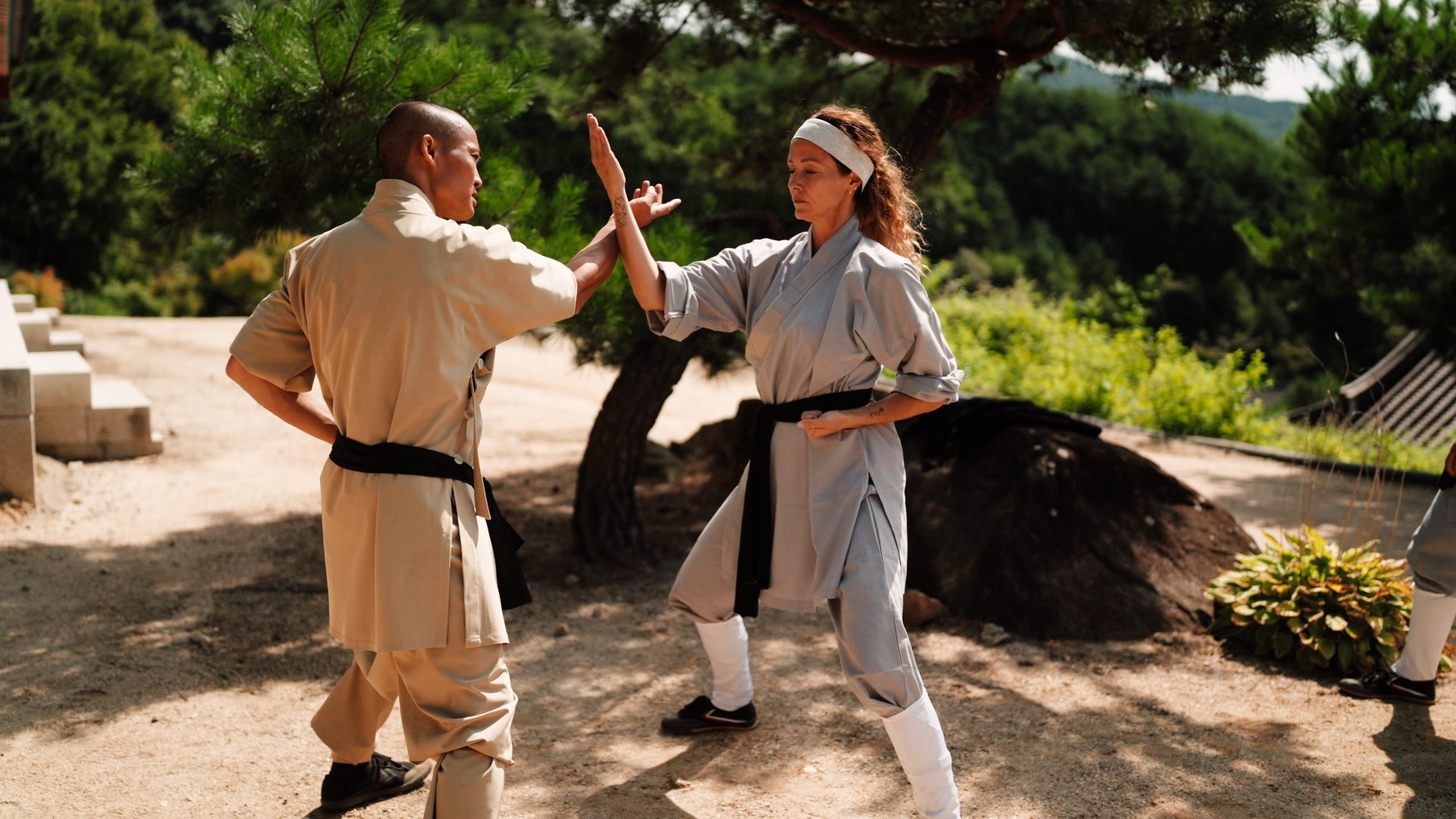Master Heng Yi og Sarah Zobel i 'Shaolin'.