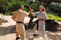 Master Heng Yi og Sarah Zobel i 'Shaolin'.