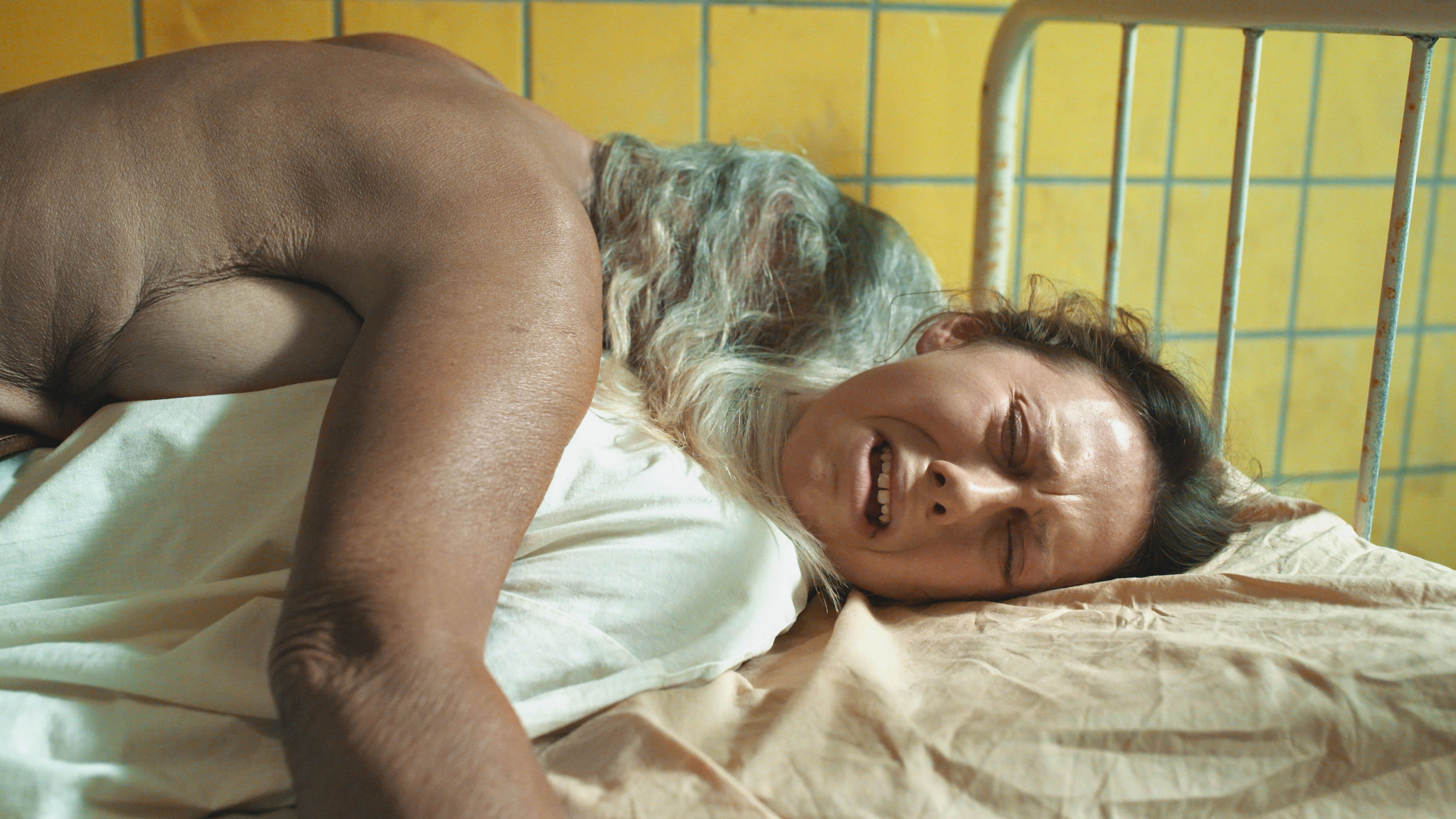 Karla Løkke i rollen som en af de mange LSD-patienter. 