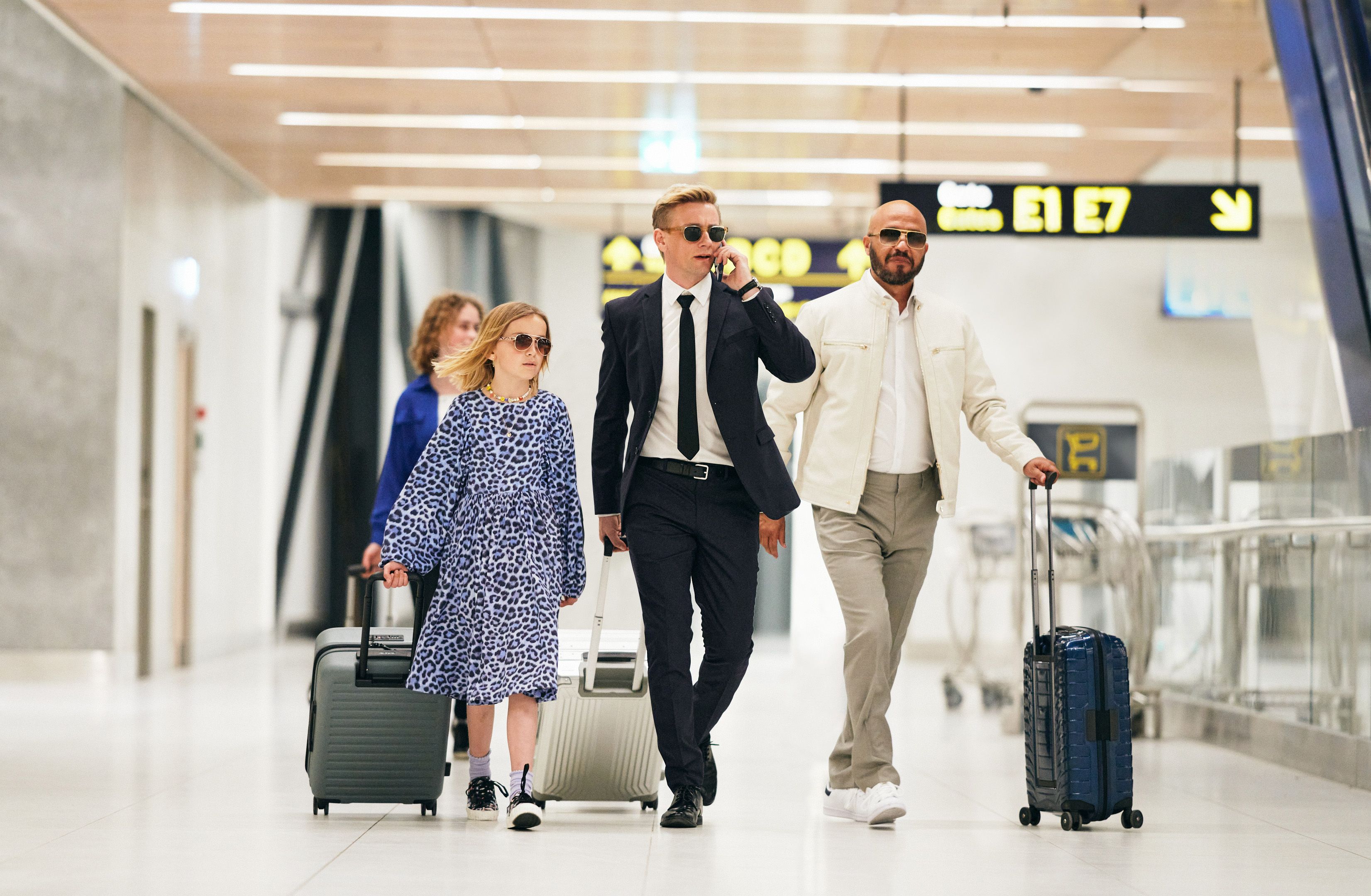 Joes datter Tallulah (Selma Sol í Dali Pape), Joe (Esben Smed) og Dar Salim i ’Agent’. (Foto: Henrik Ohsten/Zentropa/TV 2)