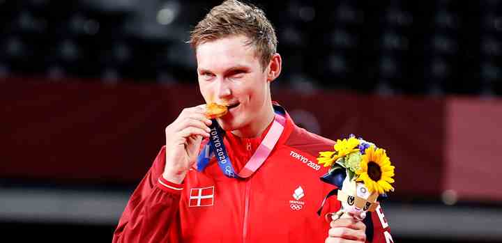 Viktor Axelsen med OL-guldmedaljen i herresingle i badminton. (Foto: Mast Irham / EPA / Ritzau Scanpix / TV 2)