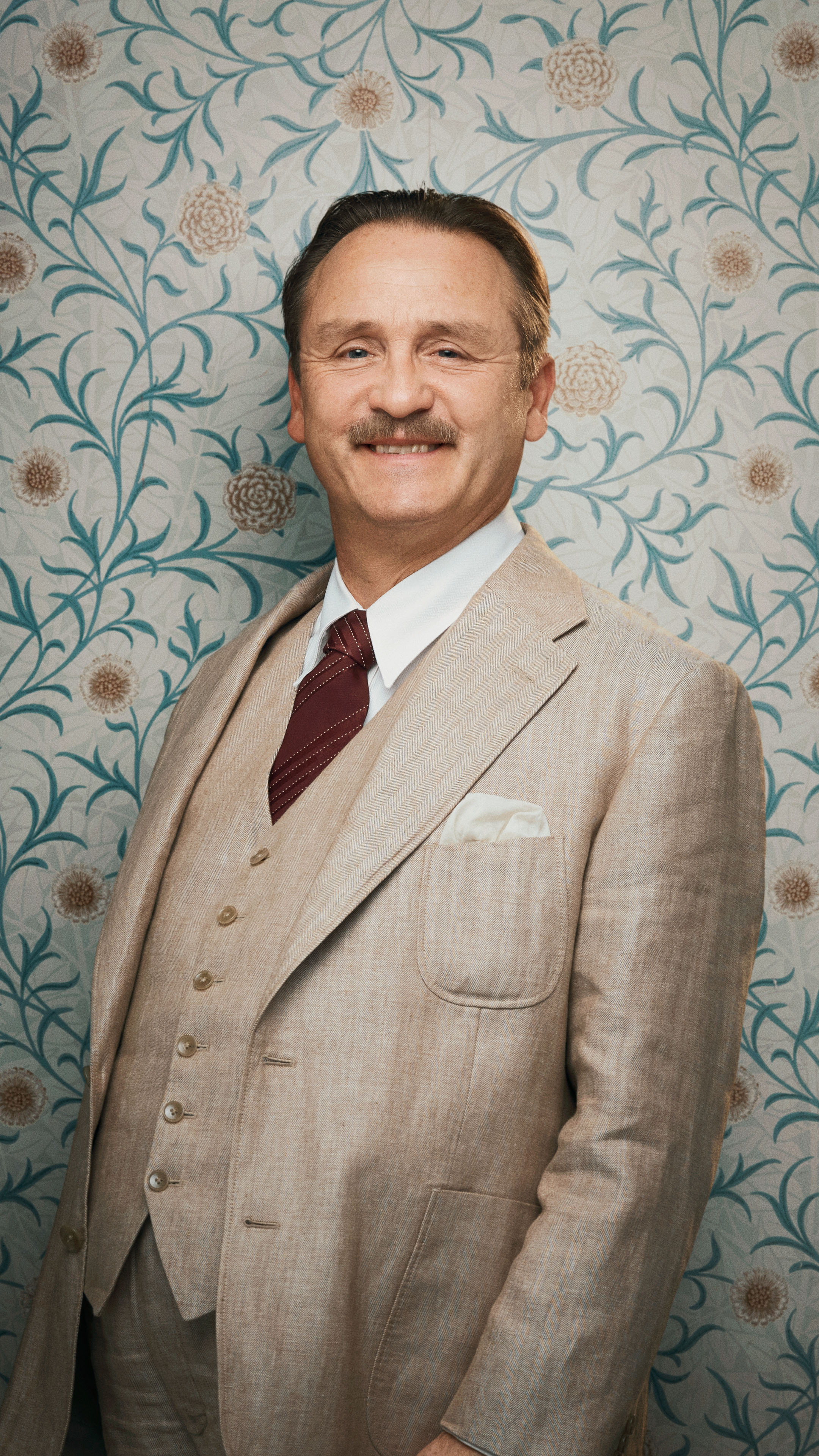 Georg Madsen (Lars Ranthe) portræt højkant uden titellogo.