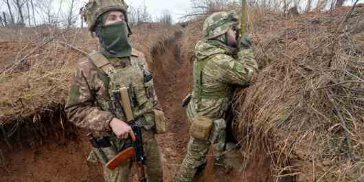 Ukrainske Soldater Holder Vagt I En Skyttegrav I Donetsk Regionen 9. Februar 2022. Foto Oleksandr Klymenko Ritzau Scanpix