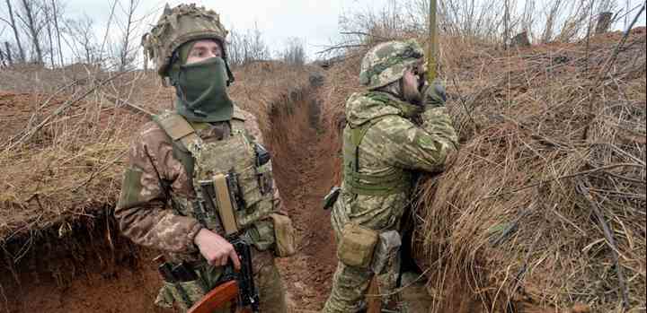 Ukrainske soldater holder vagt i en skyttegrav i Donetsk-regionen i februar 2022. (Foto: Oleksandr Klymenko / Ritzau Scanpix / TV 2)