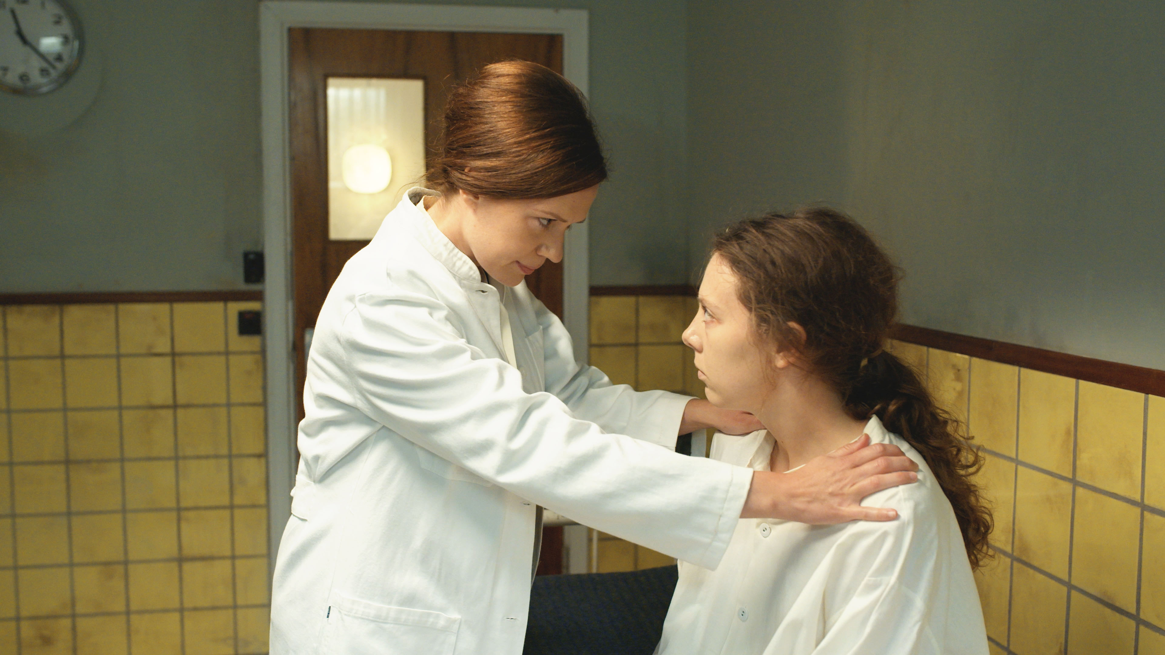 Amalie Dollerup i rollen som læge Ketty Kjærbye Kristensen og Karla Løkke i rollen som en af de mange LSD-patienter.