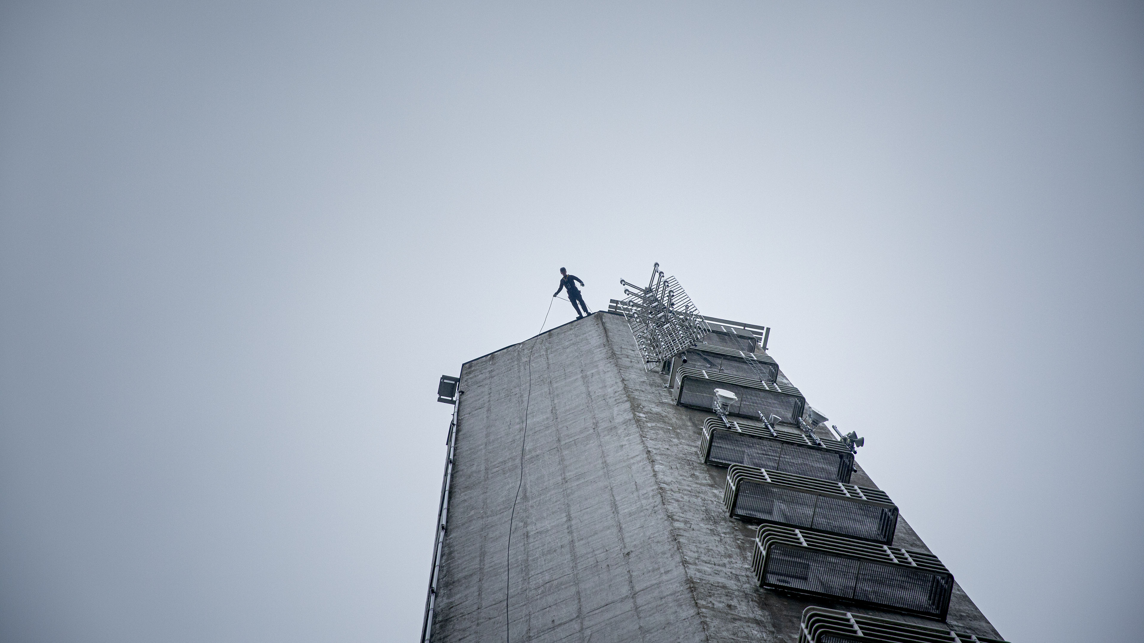 En aspirant får testet sin højdeskræk i 'Korpset - gjort af det rette stof'.