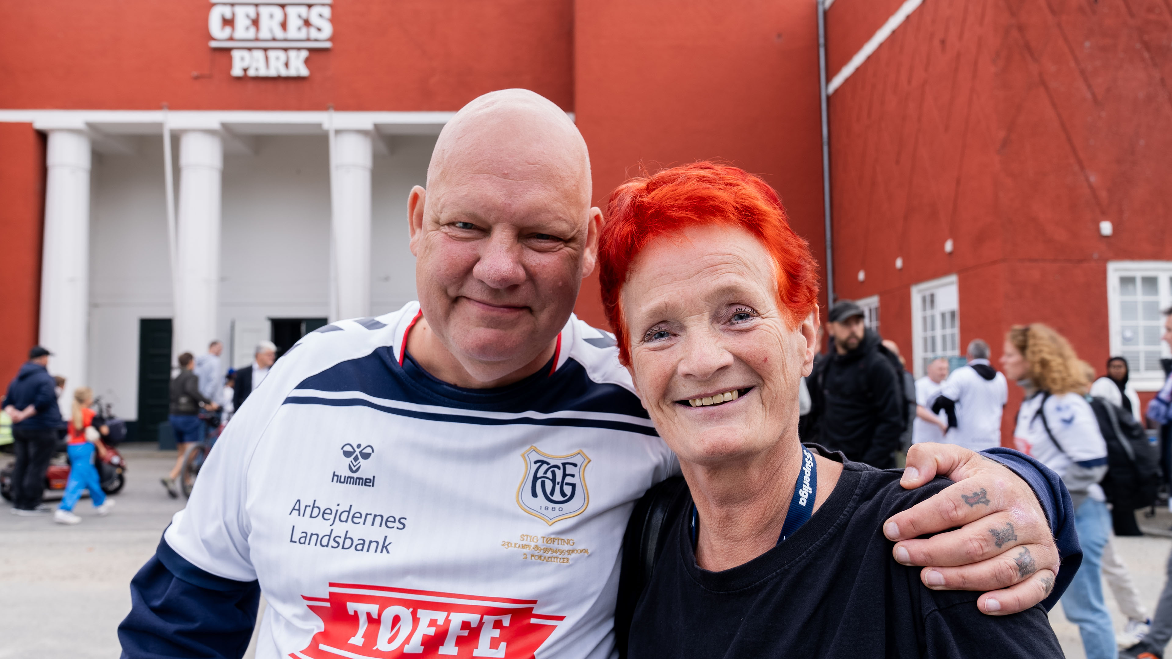 Niels og Ulla holder med hver deres superligaklub, men er forenet i deres passion for fodbold. Mød dem i Mere end en klub'.