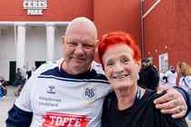Niels og Ulla holder med hver deres superligaklub, men er forenet i deres passion for fodbold. Mød dem i Mere end en klub'.