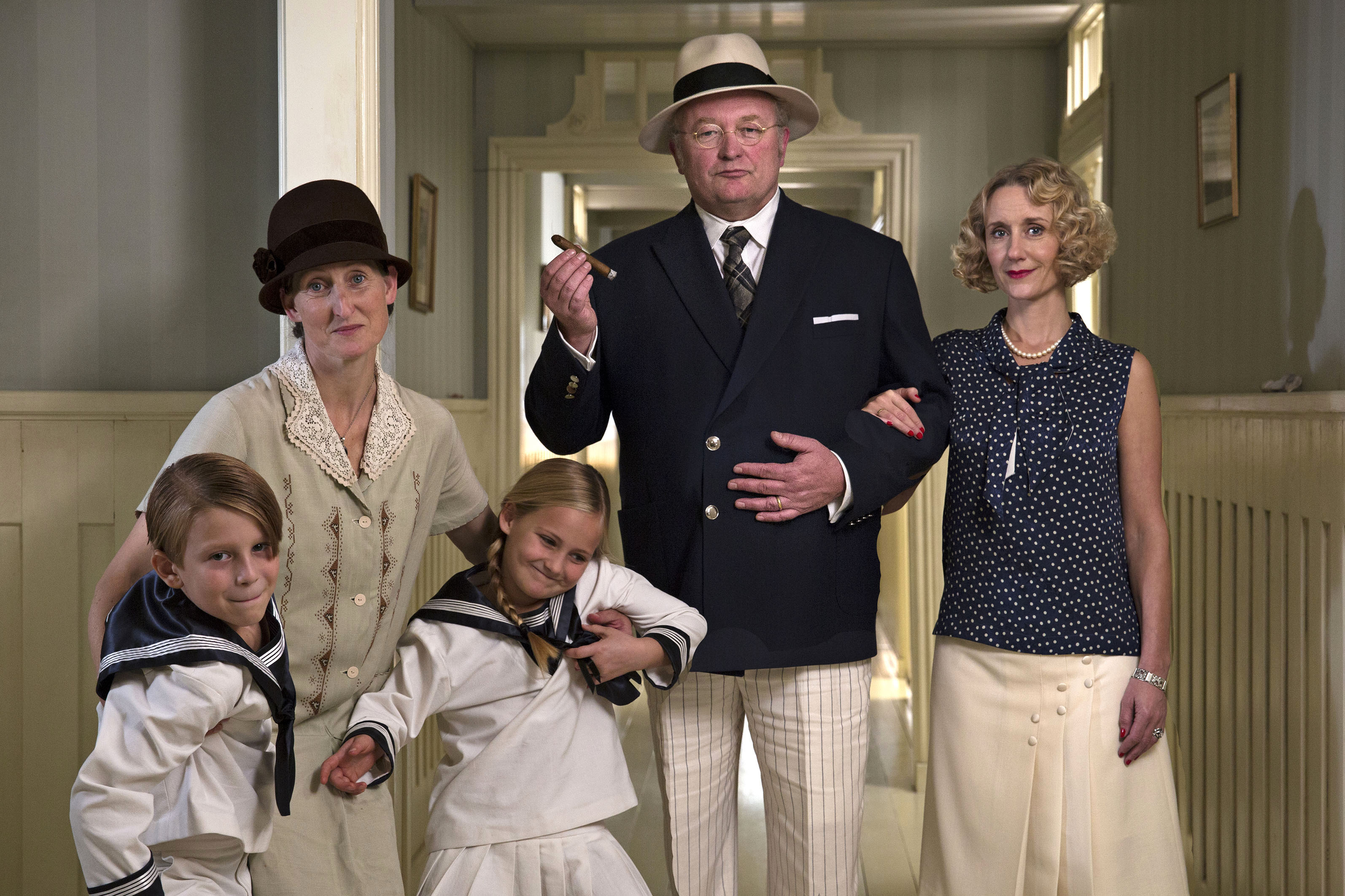 Frøken Malling (Lykke Scheuer), tvillingerne Bertha og Leslie (Liva Kristoffersen og Lukas Helt), Otto Frigh (Bjarne Henriksen) og Alice Frigh (Anette Støvelbæk) i sæson 1..