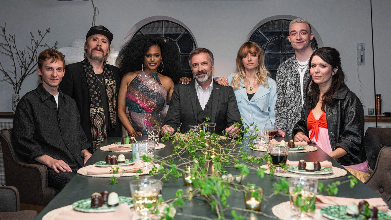 Nicklas Sahl, Steen Jørgensen, Iris Gold, Martin Brygmann, Soleima, Maximillian og Kira Skov i 'Toppen af poppen'. 