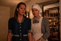 Amanda (Amalie Dollerup) og fru Knudsen (Mette Alvang) i 'Badehotellet' sæson 9.