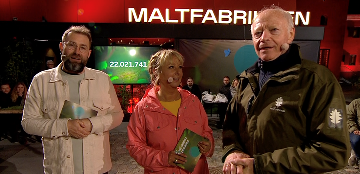 Mikkel Kryger, Puk Elgård og Naturfondens formand, Bengt Holst, da aftenens flotte indsamlingsresultat blev afsløret. (Foto: TV 2)