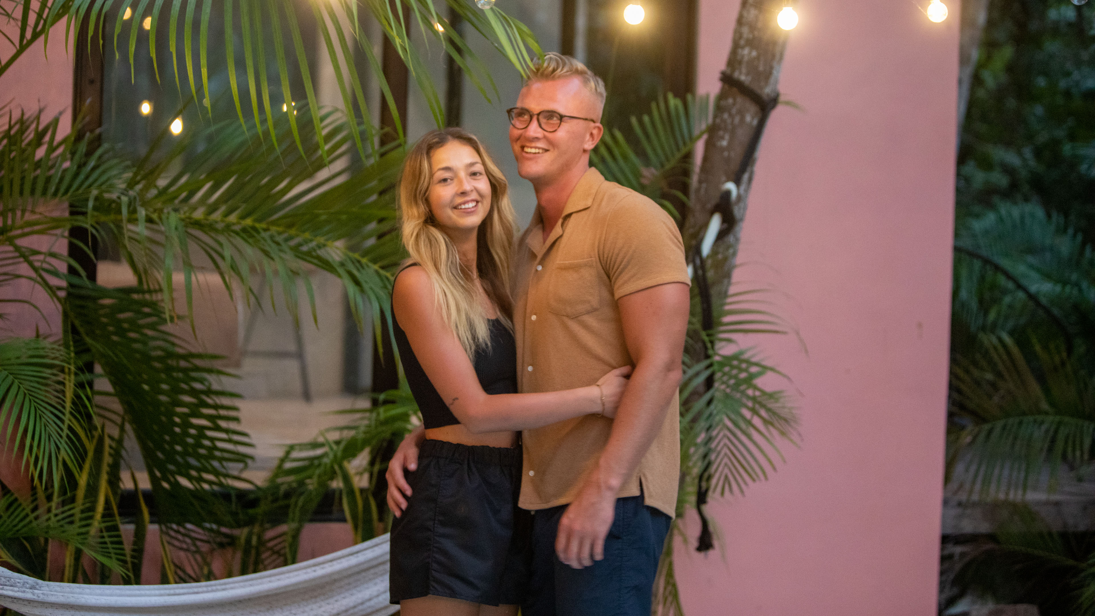 Julie bliver udfordret på en actionfyldt drømmedate, mens Mette vågner i favnen på en mand efter en vidunderlig drømmedate. Men lykken varer ikke evigt for ham.