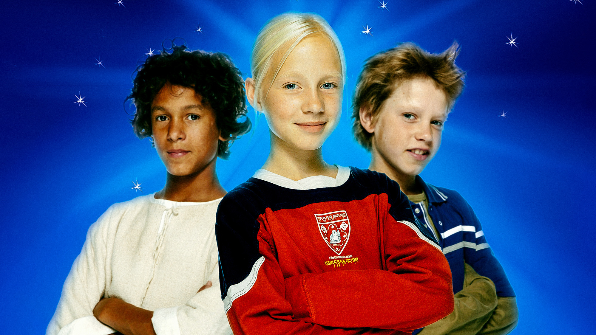 Jesus (Sebastian Aagaard-Williams), Josefine (Pernille Kaae Høier) og Oskar (Rasmus Ott) i julekalenderen 'Jesus & Josefine', som i år kan ses på TV 2 PLAY. (Foto: Marc Fluri / TV 2)