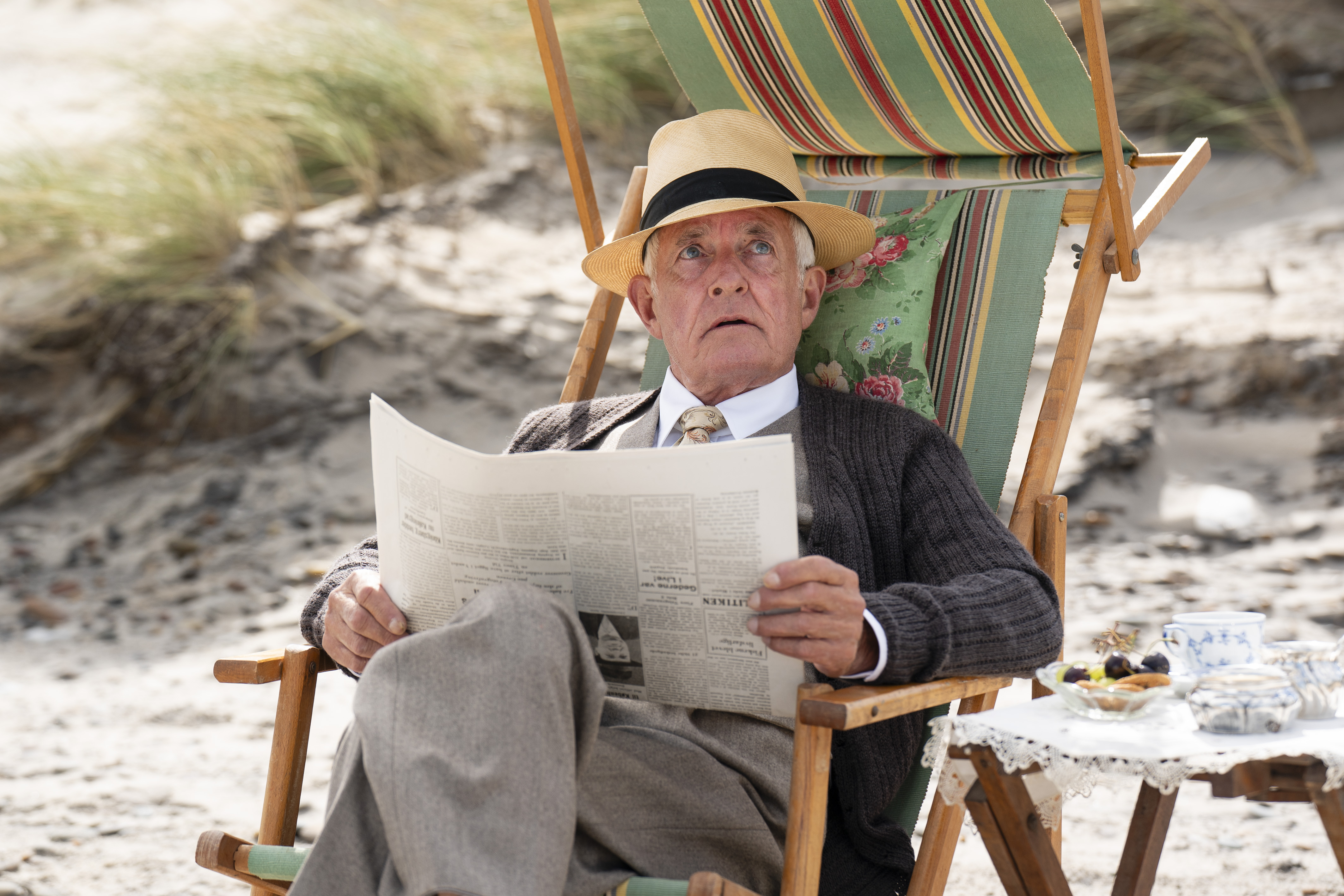 Hr. Aurland (Peter Hesse Overgaard).