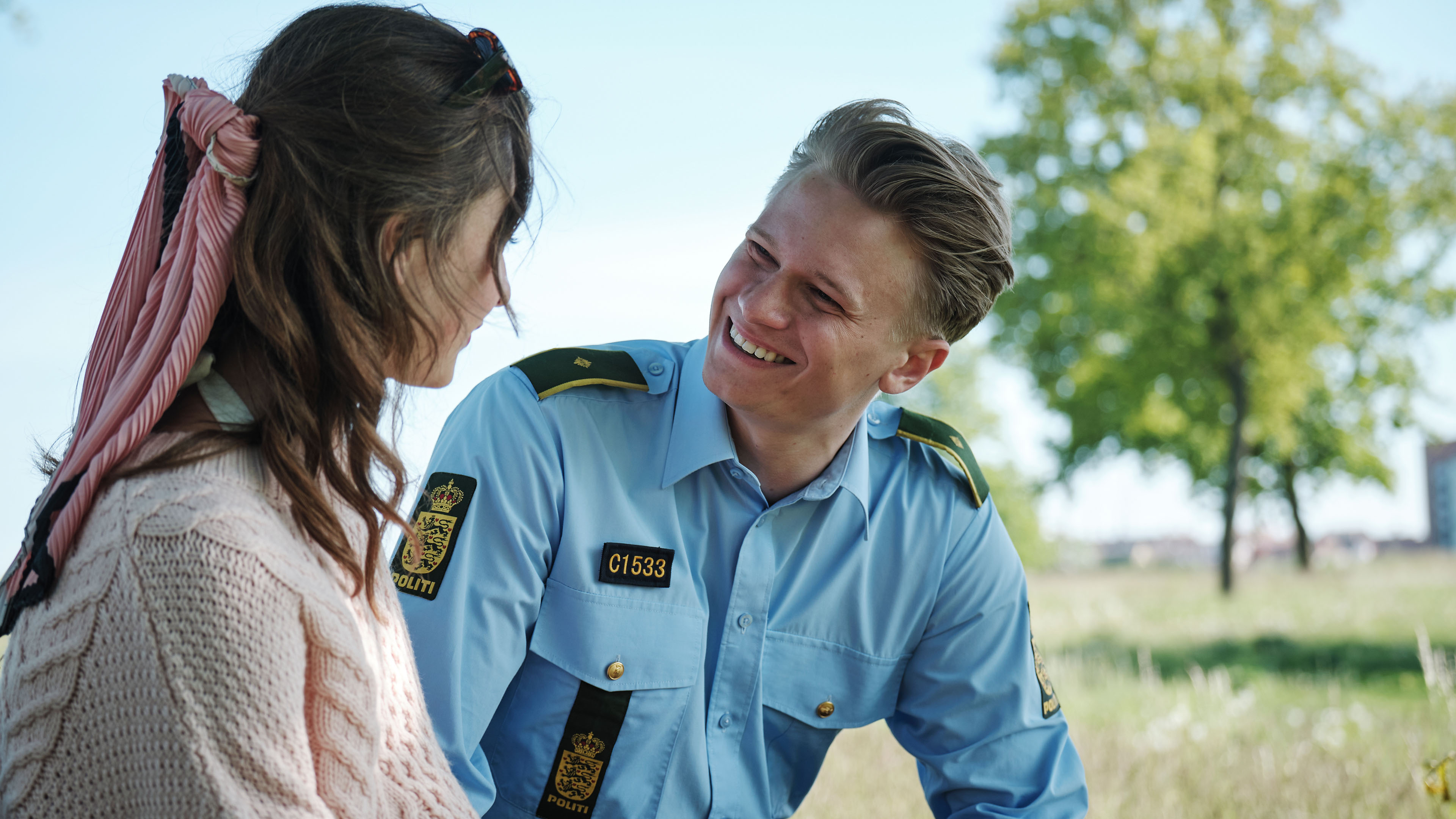 Mia Helene Højgaard som Laura Sommerdahl og Mathias Käki Jørgensen som Benjamin i den danske krimiserie 'Sommerdahl III' fra 2021.