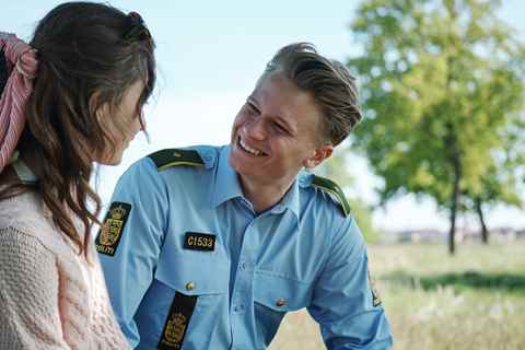 Mia Helene Højgaard som Laura Sommerdahl og Mathias Käki Jørgensen som Benjamin i den danske krimiserie 'Sommerdahl III' fra 2021.