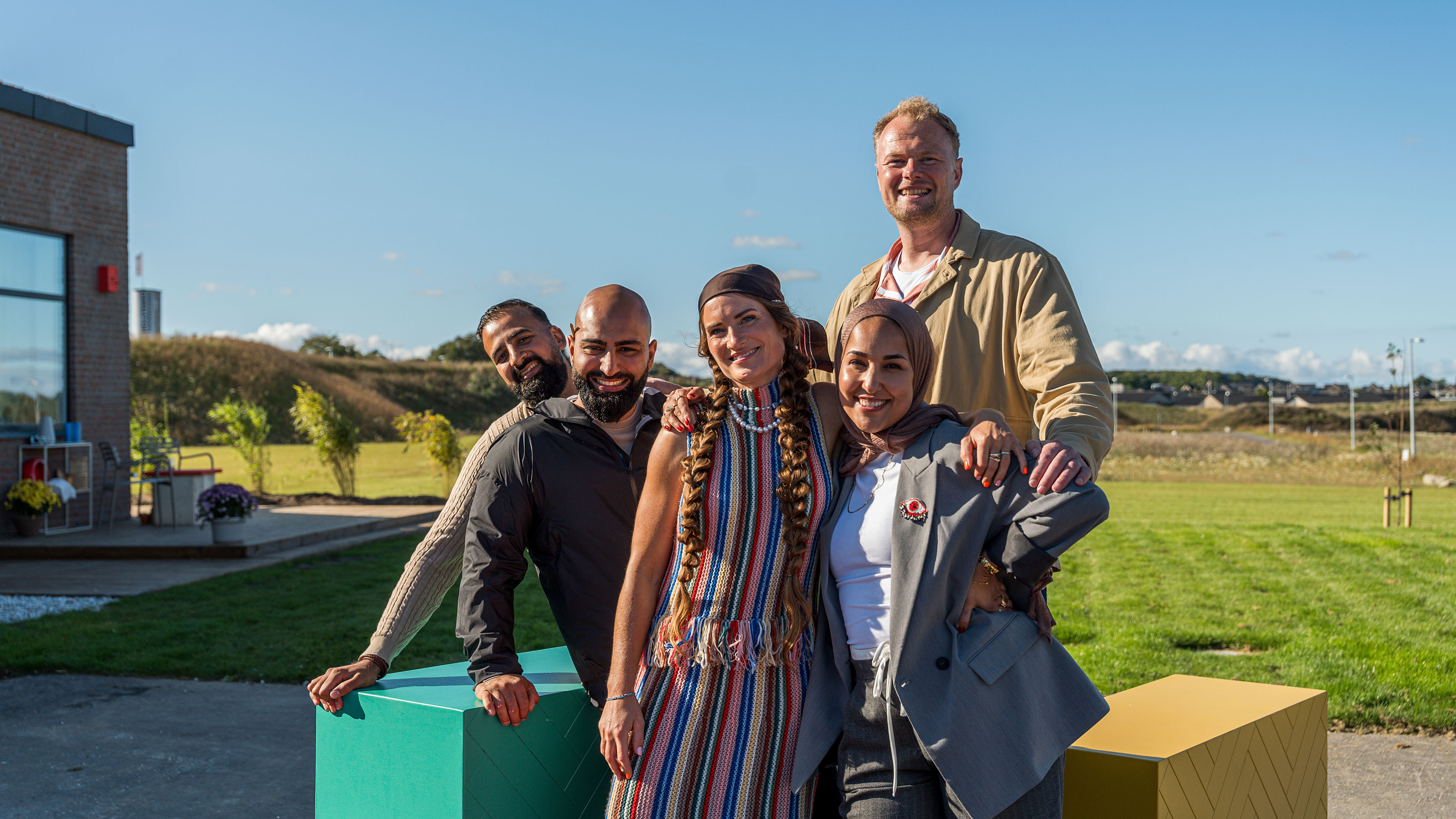 Gæstedommerne er Nibras og Obaid, vindere af 'Nybyggerne' 2024. Her sammen med dommerduoen og vært.