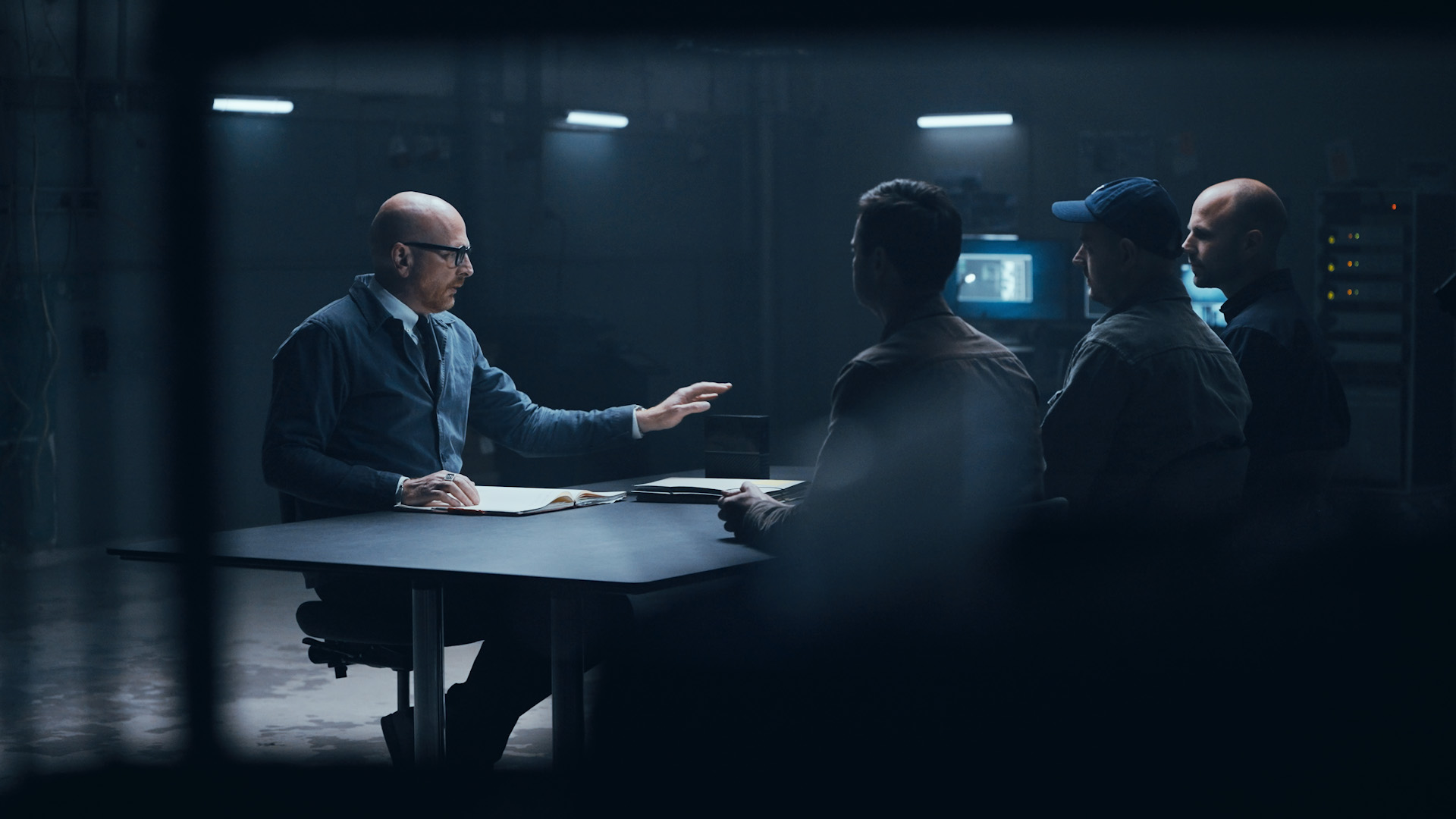 Mads Brügger, Thomas Østerlin Koch, Steen Schat-Holm og Peter Vesterlund i 'Den sorte svane'.