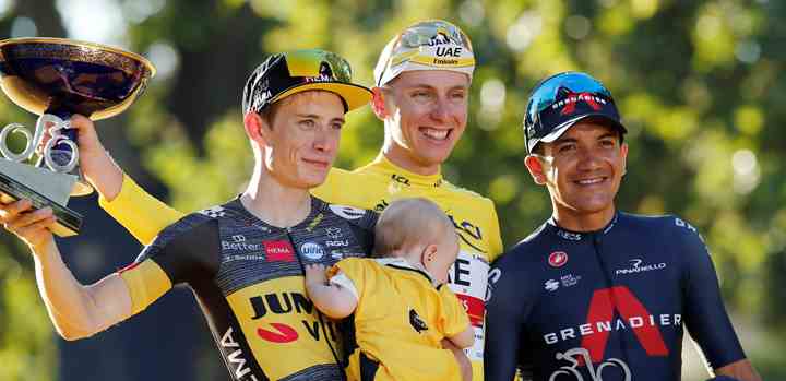 Jonas Vingegaard (tv.) på Tour de France-podiet i Paris. (Foto: Benoit Tessier / Reuters / Ritzau Scanpix / TV 2)
