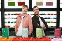 Victor Lander, vært, Søren Dyrhøj, dommer, 'LEGO Masters'