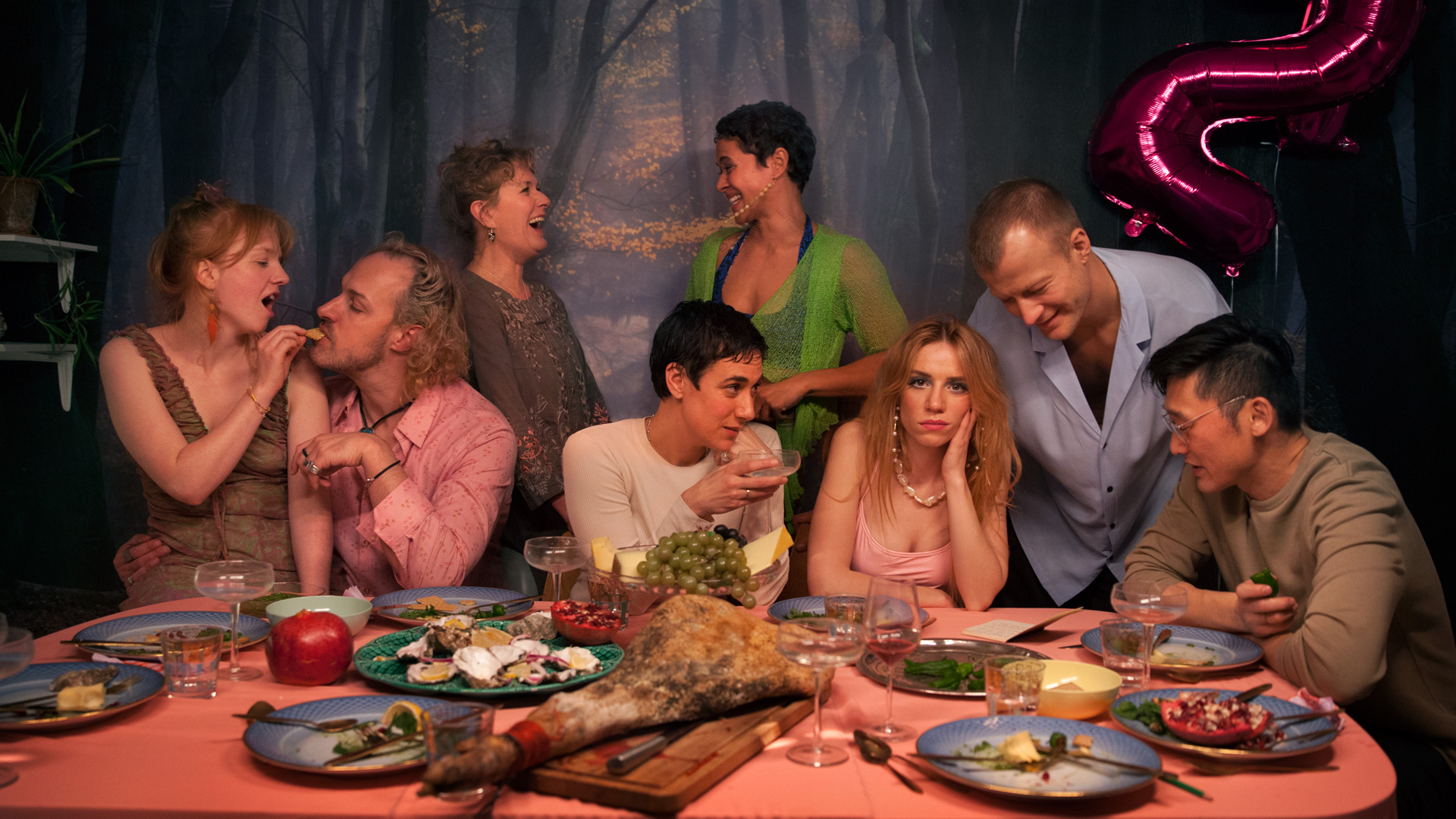 Siff Vintersol som Liv, Mads Riisom som Thomas, Tammi Øst som Mor Lone, Lila Nobel som Camilla, Olivia Joof Lewerissa som Josephine, Emma Sehested Høeg som Nanna, Gustav Giese som Søren og Thomas Hwan som Joen i 'Killjoy'.